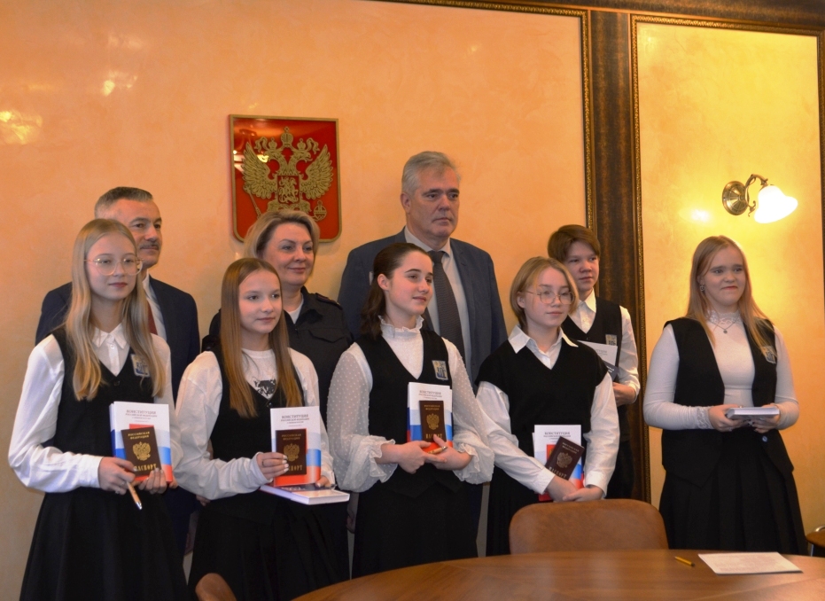 Юным кировчанам вручили первые паспорта в торжественной обстановке.